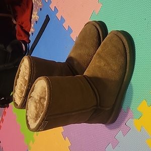 Bearpaw mid calf boots tan